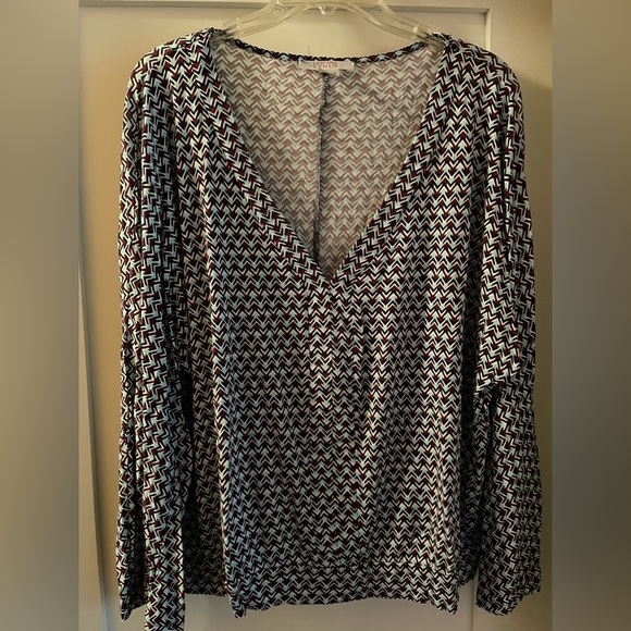 Low V neck multicolor blouse. - Picture 2 of 2